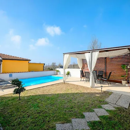 With Private Swimming Pool Daire Poreč
